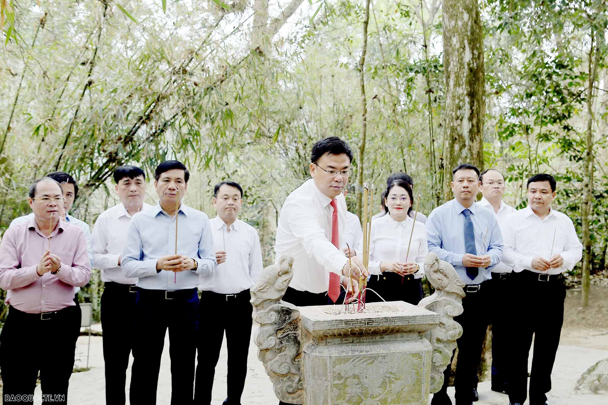Đoàn Trưởng cơ quan đại diện Việt Nam ở nước ngoài làm việc tại tỉnh Tuyên Quang