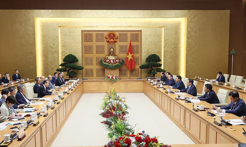 Thủ tướng Phạm Minh Chính tiếp Chủ tịch Liên minh Nghị sĩ hữu nghị Nhật Bản-Việt Nam Nikai Toshihiro. . (Nguồn: TTXVN