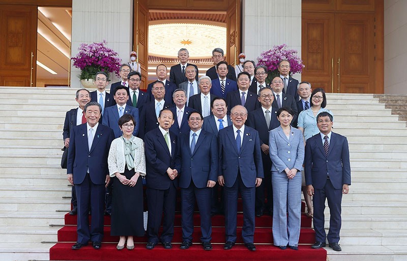 Thủ tướng Phạm Minh Chính và Chủ tịch Liên minh Nghị sĩ hữu nghị Nhật Bản-Việt Nam Nikai Toshihiro cùng các thành viên đoàn. (Nguồn: TTXVN)