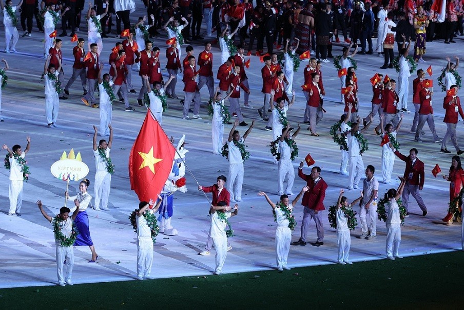 Vietnam team attend SEA Games 32 opening ceremony