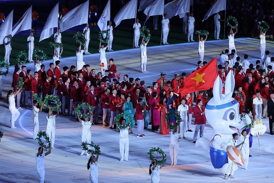 Vietnam team attend SEA Games 32 opening ceremony