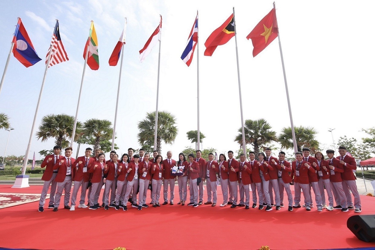 Vietnam team attend SEA Games 32 opening ceremony