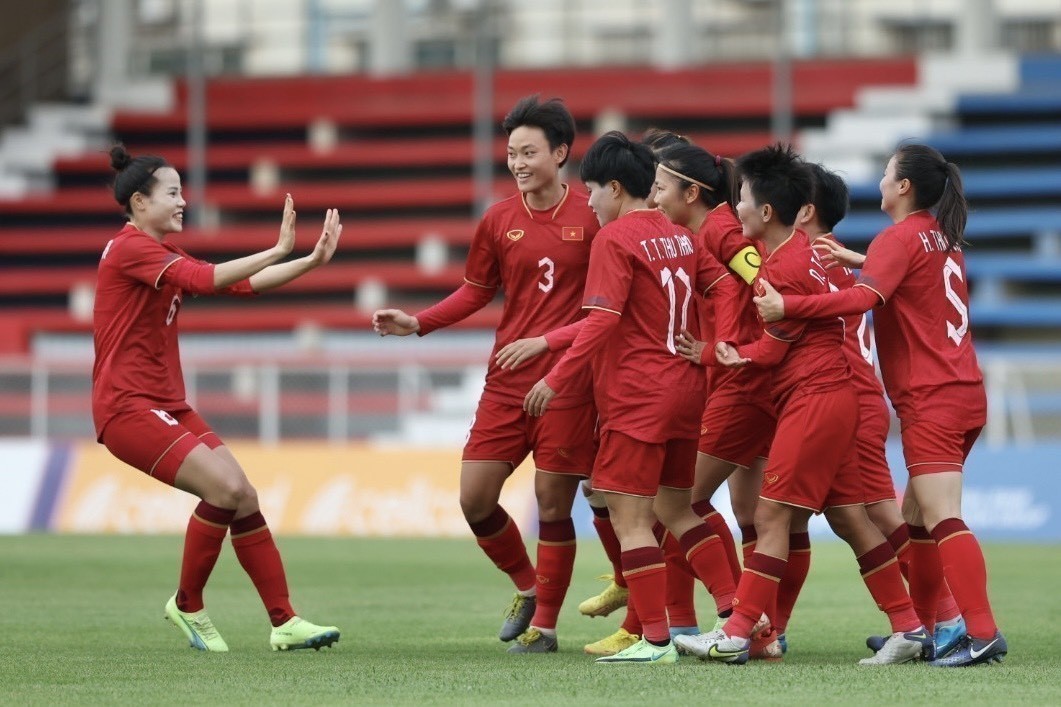 Vietnam team attend SEA Games 32 opening ceremony