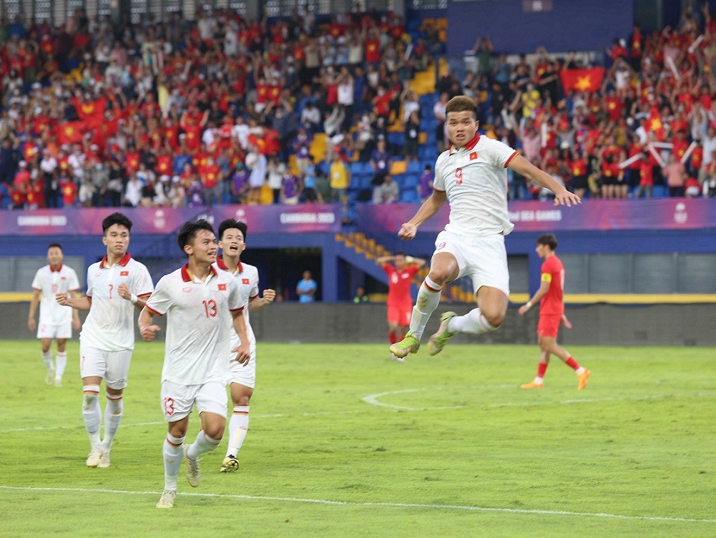 Vietnam team attend SEA Games 32 opening ceremony