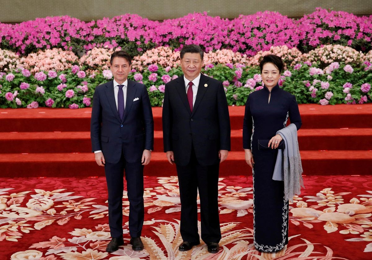 Then-Italian Prime Minister Giuseppe Conte (L) arrives to attend a welcoming banquet for the Belt and Road Forum hosted by Chinese President Xi Jinping and his wife Peng Liyuan at the Great Hall of the People in Beijing, China, April 26, 2019. REUTERS/Jason Lee/Pool/File Photo