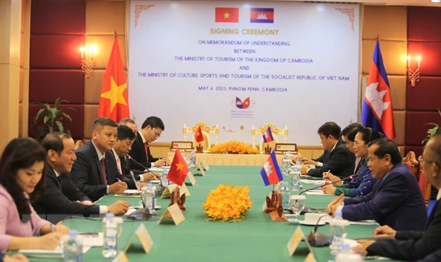 Bộ trưởng Bộ Văn hóa, Thể thao và Du lịch Nguyễn Văn Hùng đã có cuộc gặp, làm việc với Bộ trưởng Bộ Du lịch Campuchia Thong Khon. (Ảnh: Hoàng Minh/TTXVN)