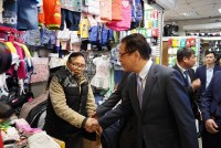 Đại sứ Đặng Minh Khôi gặp gỡ người Việt kinh doanh ở chợ Teply Stan, Nga