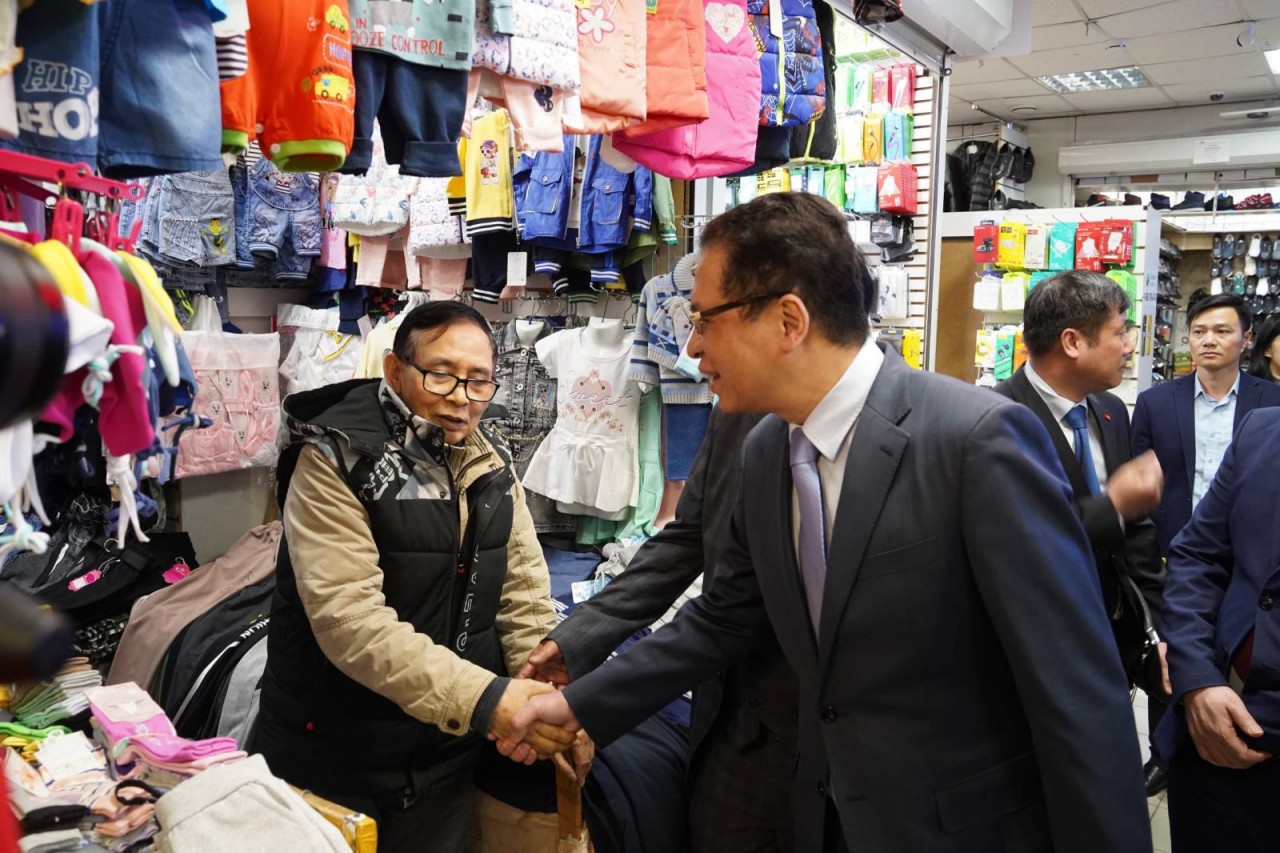 Đại sứ Đặng Minh Khôi gặp gỡ, thăm hỏi người Việt kinh doanh ở chợ Teply Stan, Nga