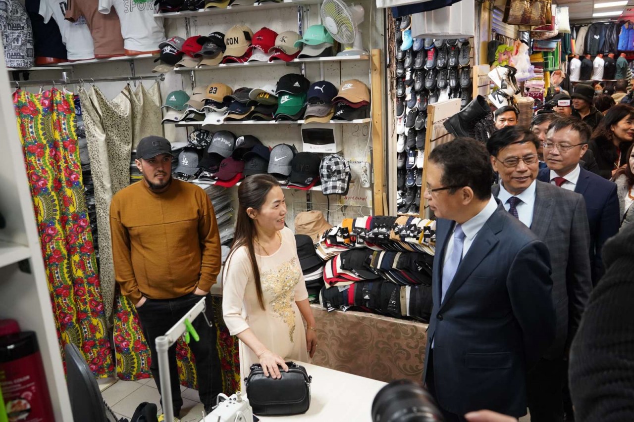 Đại sứ Đặng Minh Khôi gặp gỡ, thăm hỏi người Việt kinh doanh ở chợ Teply Stan, Nga