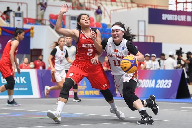 Đội tuyển bóng rổ nữ 3x3 Việt Nam giành chiến thắng 21-18 trước đội tuyển nữ Indonesia. (Ảnh: Hoàng Linh/TTXVN)