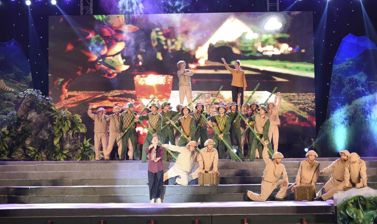 Art programme marks 69th anniversary of Dien Bien Phu Victory. (Photo: VNA)