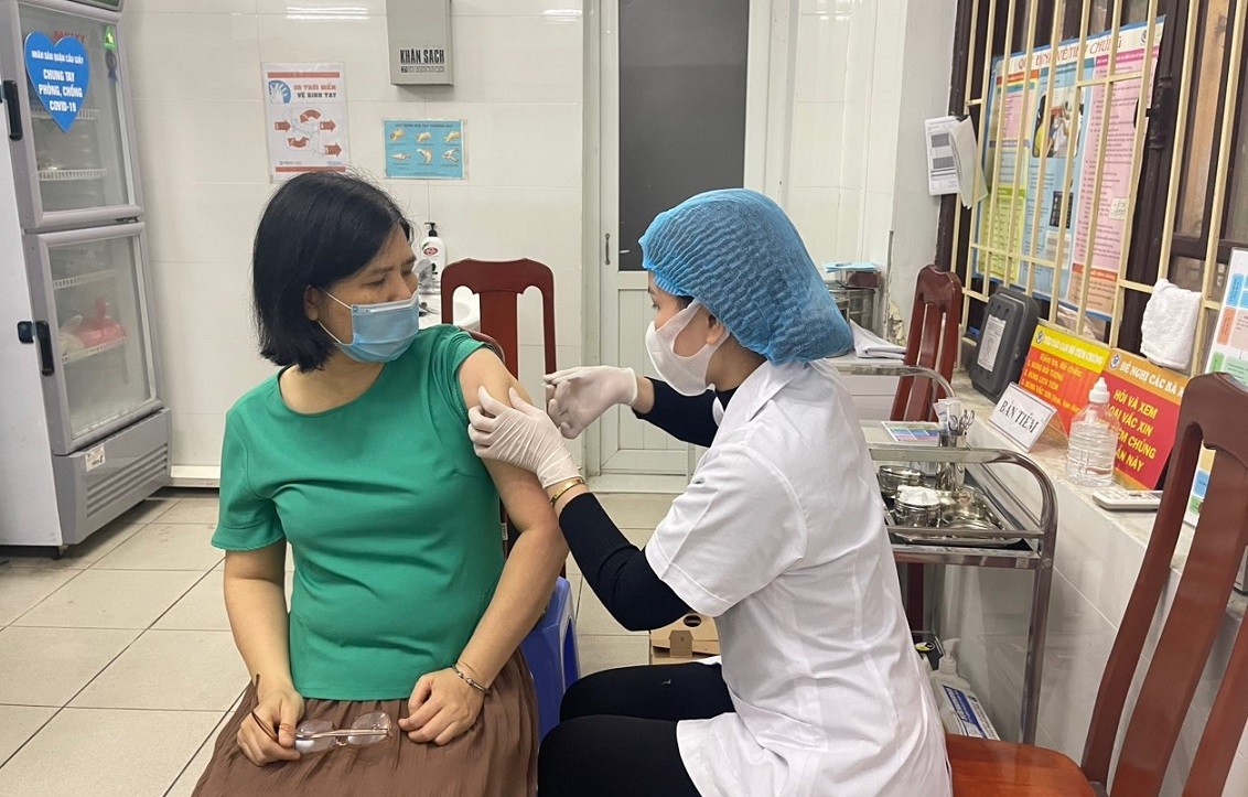 Nhân viên y tế tiêm vaccine phòng Covid-19 cho người dân TP. Hà Nội. (Nguồn: SK&ĐS)