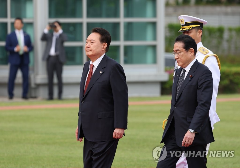 Tổng thống Hàn Quốc Yoon Suk Yeol (trái) và Thủ tướng Nhật Bản Kishida Fumio duyệt đội danh dự trong lễ đón chính thức tại thủ đô Seoul ngày 7/5/2023. (Nguồn: Yonhap)