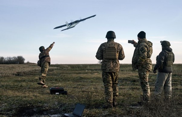 Binh sĩ Ukraine phóng máy bay không người lái vào vị trí của Nga gần Bakhmut, vùng Donetsk, Ukraine. (Nguồn: AP)