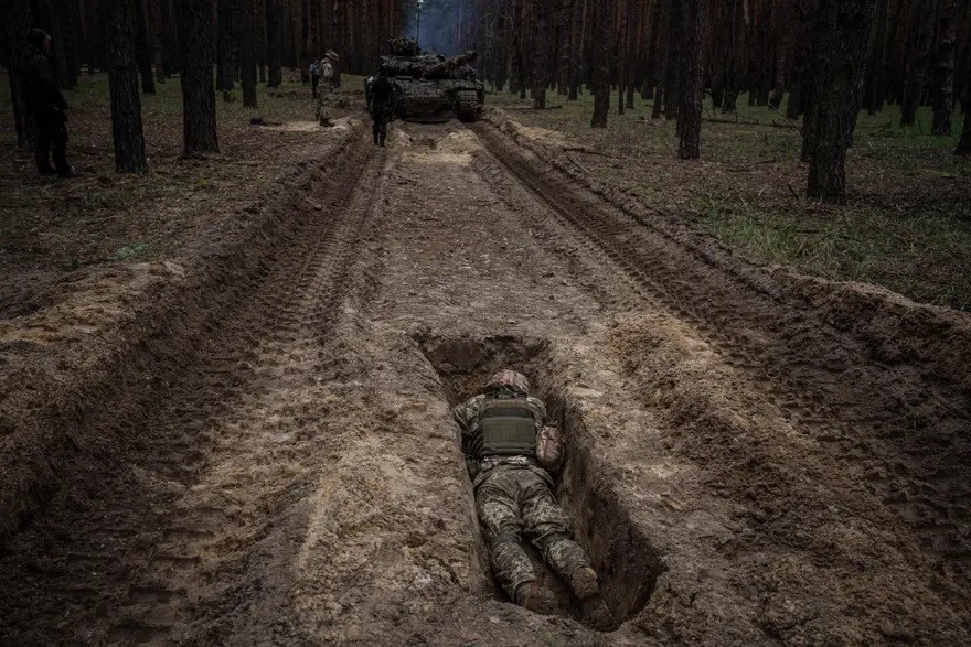 Ảnh ấn tượng tuần (1-7/5): Quân Ukraine bắn súng phóng lựu chống tăng, Điện Kremlin bị tấn công, du khách ‘đổ xô’ xem UAV chiến đấu của Thổ Nhĩ Kỳ