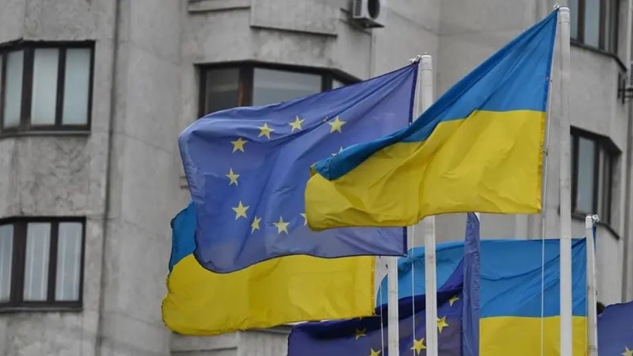 Cờ của Ukraine và Liên minh Châu Âu vẫy tại Quảng trường Châu Âu ở Kiev vào ngày 24 tháng 6 năm 2022. (AFP)
