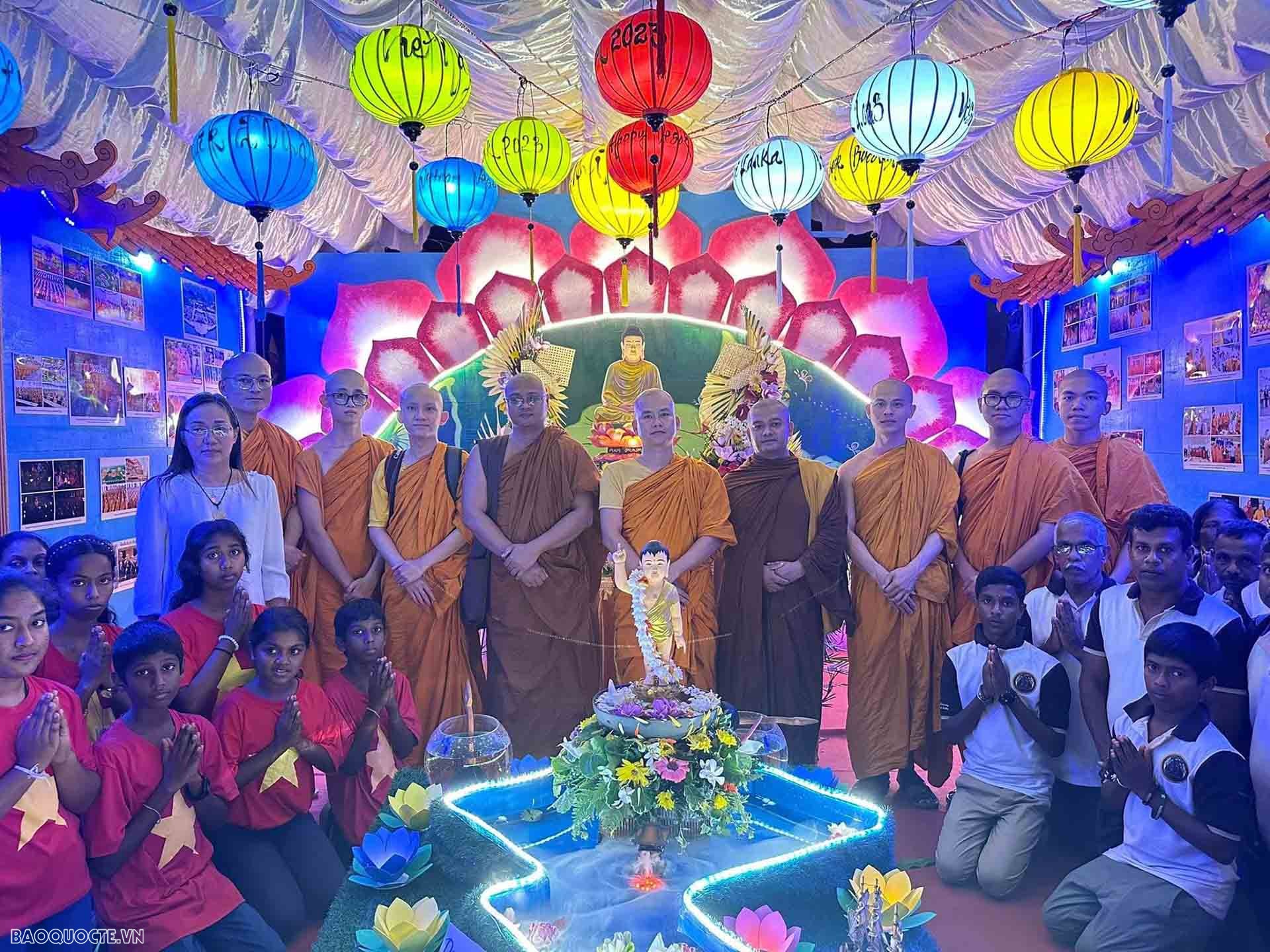 Đại gia đình Thiền viện Trúc Lâm Kandy về Colombo tham dự lễ hội Phật đản.