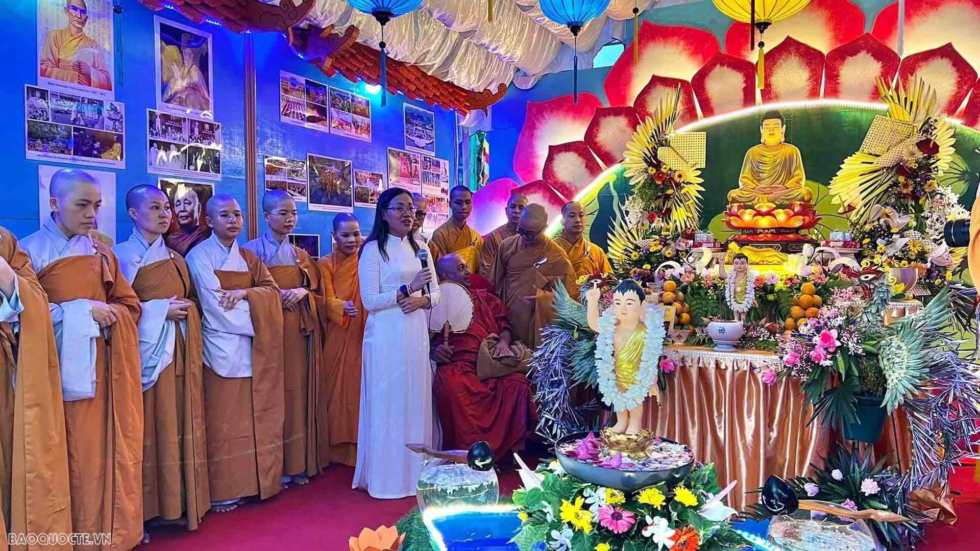 Đại sứ Hồ Thị Thanh Trúc phát biểu cùng bà con cộng đồng người Việt tại buổi khai mạc Lễ hội Phật đản 2023.