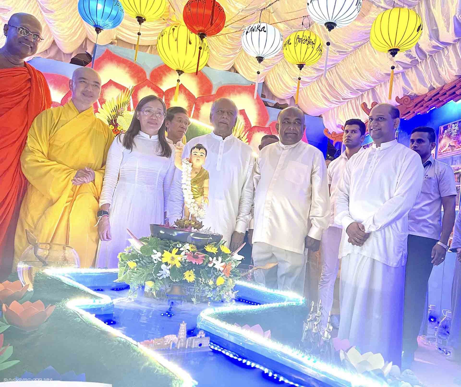 Thủ tướng Dinesh Gunawardena và Chủ tịch Quốc hội Mahinda Yapa Abeywardena thăm gian trưng bày văn hóa Phật giáo Việt Nam.