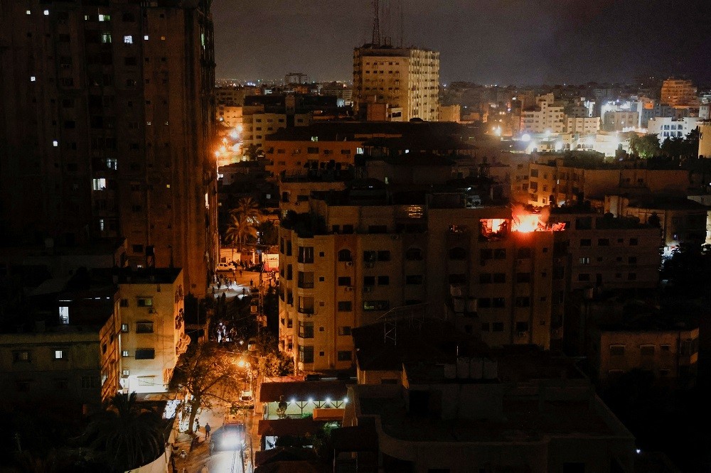 (05.09) Ngọn lửa bốc lên từ một tòa nhà tại dải Gaza sau vụ không kích của quân đội Israel. (Nguồn: Reuters)