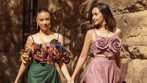 Hoa hậu Ngọc Châu và Á hậu Kim Duyên diện trang phục của NTK Việt Nam trong chuyến du lịch Australia