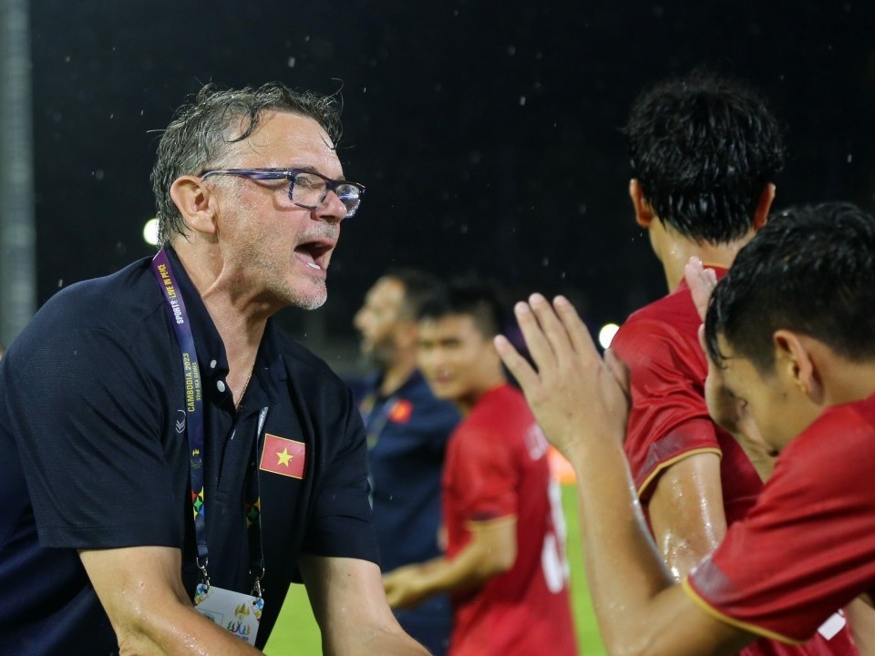HLV Troussier phấn khích ăn mừng và khen học trò U22 Việt Nam sau trận thắng U22 Malaysia