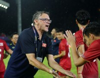 HLV Troussier phấn khích ăn mừng và khen học trò U22 Việt Nam sau trận thắng U22 Malaysia