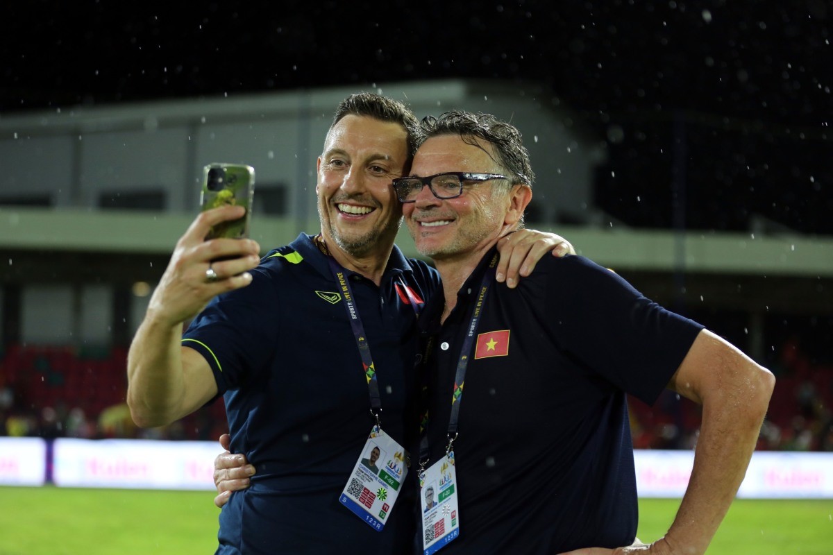 Trợ lý Christophe Gamel khoác vai HLV Troussier chụp ảnh selfie ăn mừng sau chiến thắng 2-1 của U22 Việt Nam trước Malaysia ở lượt trận thứ 3 vòng bảng môn bóng đá nam SEA Games 32. Chiến thắng này giúp đoàn quân của HLV Troussier sớm giành vé vào vòng bán kết khi có cùng 9 điểm như Thái Lan và bỏ cách Malaysia 6 điểm.