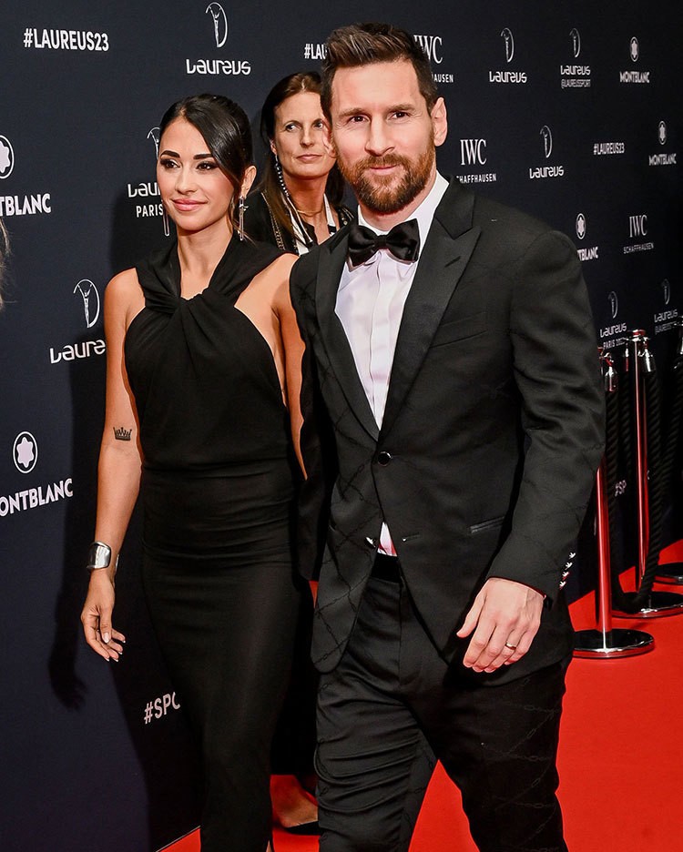 Messi nắm tay vợ tới lễ trao giải Thể thao thế giới Laureus vốn được coi là Oscar làng thể thao. Vợ chồng siêu sao PSG được khen phong cách khi mặc đồ đen đồng điệu.