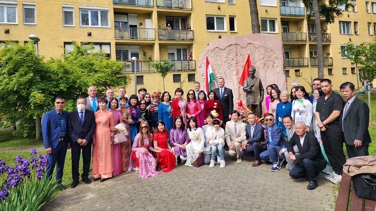 Cộng đồng người Việt tại Hungary dâng hoa kỷ niệm lần thứ 133 ngày sinh Chủ tịch Hồ Chí Minh