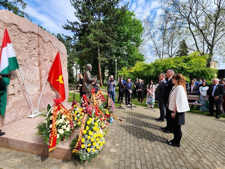 Cộng đồng người Việt tại Hungary dâng hoa kỷ niệm lần thứ 133 ngày sinh Chủ tịch Hồ Chí Minh