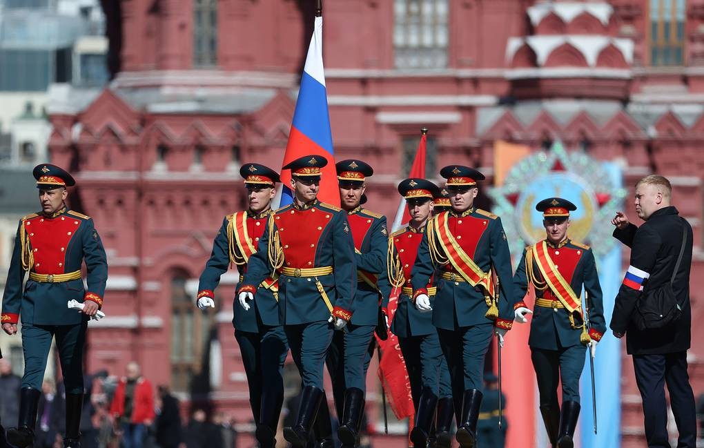 Nga bắt đầu duyệt binh, Chủ tịch Triều Tiên chúc mừng Tổng thống Putin, tin tưởng Moscow sẽ 'giành thắng lợi'. (Nguồn: TASS)