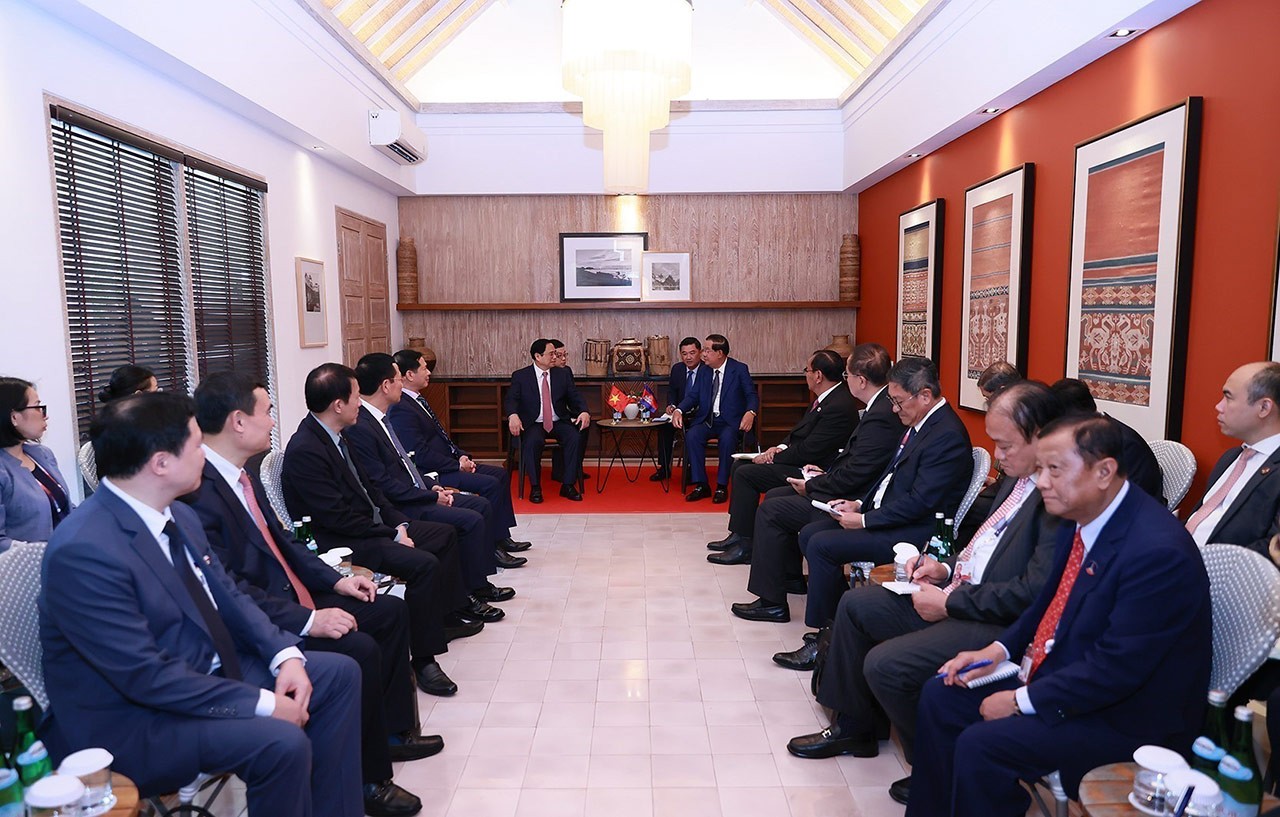 ASEAN 42: Thủ tướng Việt Nam-Campuchia nhất trí triển khai hiệu quả các thỏa thuận giữa hai nước