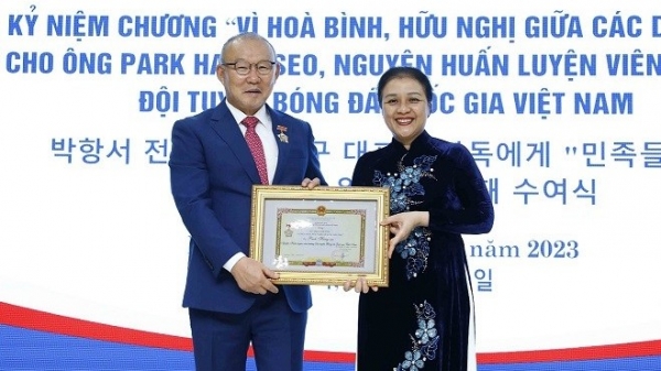 Coach Park Hang-seo awarded VUFO’s friendship insignia