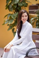 Hoa hậu Đỗ Thị Hà e ấp, dịu dàng trong tà áo dài trắng tinh khôi