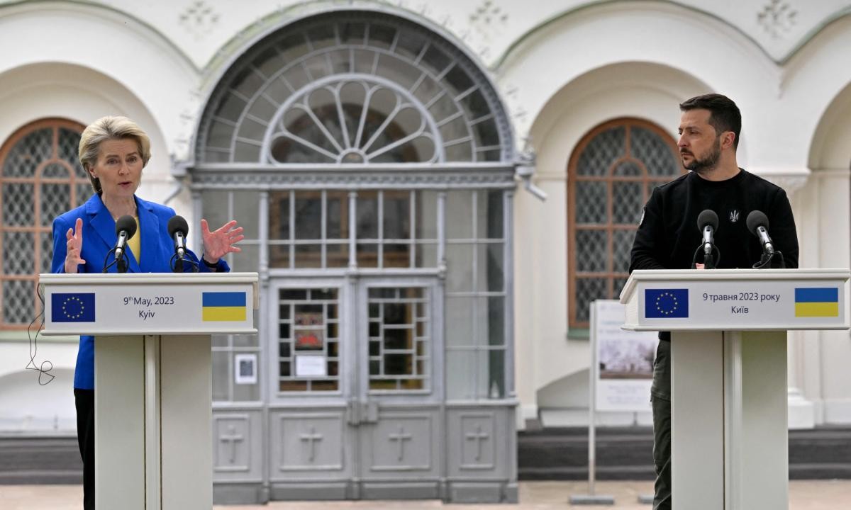 (05.10) Chủ tịch Ủy ban châu Âu (EC) Ursula von der Leyen (bên trái) khẳng định đạo luật mới sẽ giúp EU bảo đảm viện trợ quân sự cần thiết cho Ukraine. (Nguồn: AFP)