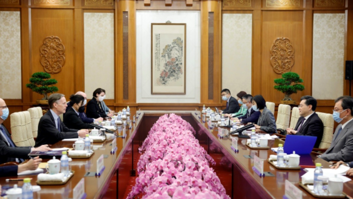 (05.10) Hình ảnh buổi trao đổi giữa Ngoại trưởng Trung Quốc Tần Cương và Đại sứ Mỹ tại Bắc Kinh Nicholas Burns ngày 8/5. (Nguồn: Bộ Ngoại giao Trung Quốc)