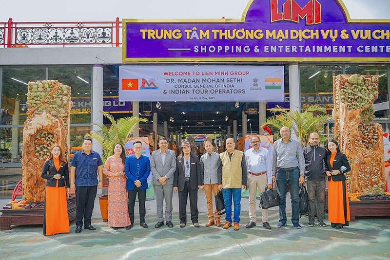 Ông Madan Mohan Sethi, Tổng lãnh sự quán Ấn Độ tại Việt Nam (thứ 5 từ trái) cùng các doanh nghiệp lữ hành Ấn Độ và Việt Nam.