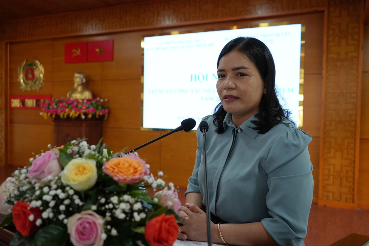 Bà Y Ngọc, Ủy viên Thường vụ tỉnh uỷ, Phó Chủ tịch UBND, Trưởng Ban Chỉ đạo Nhân quyền tỉnh Kon Tum, phát biểu tại Hội nghị. (Nguồn: BCĐNQ)