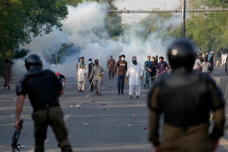 (05.10) Những người ủng hộ PTI và ông Khan đụng độ với cảnh sát tại Lahore, quê hương của chính trị gia này ngày 9/5. (Nguồn: AP)