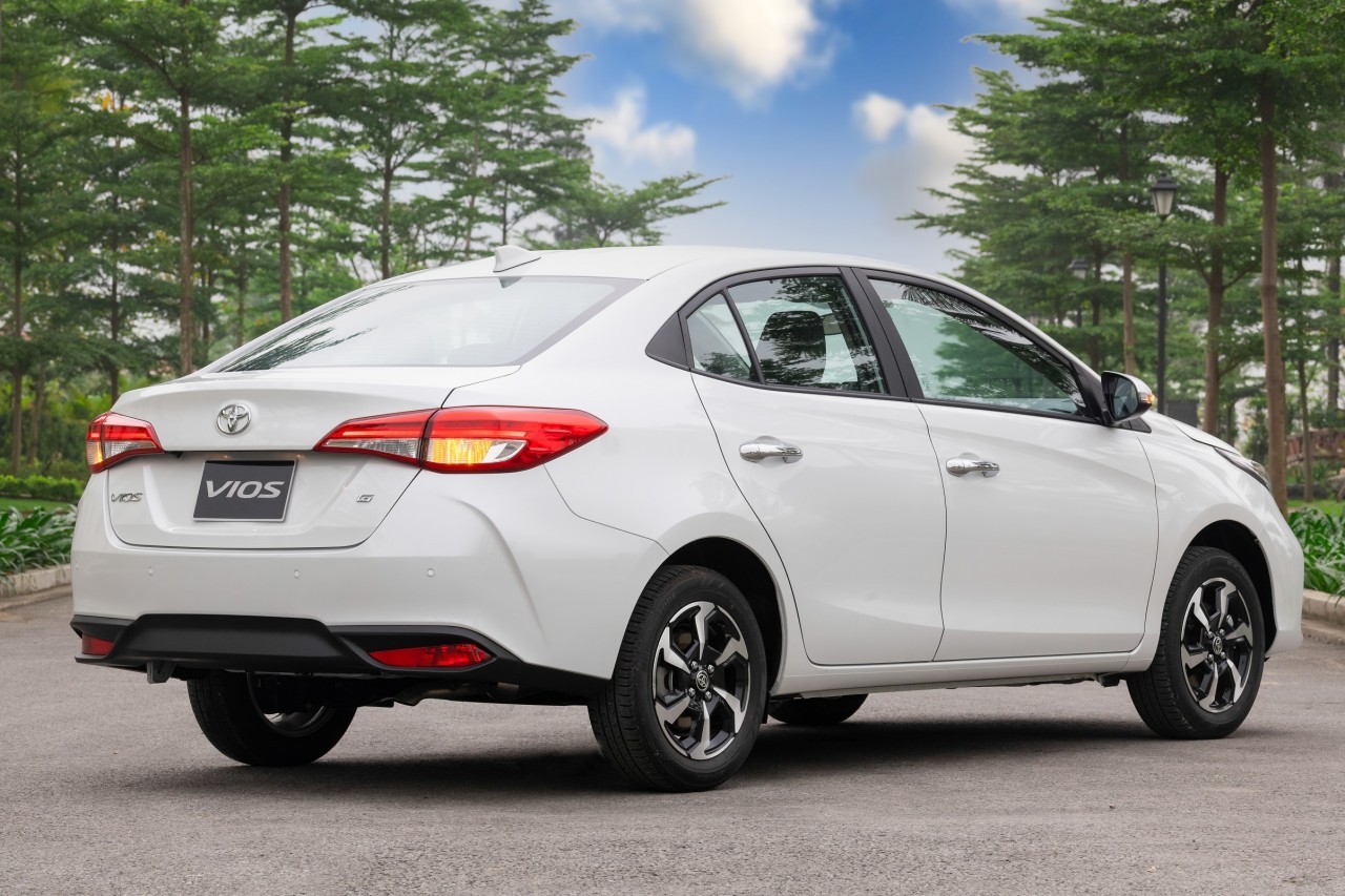 Toyota Vios 2023 có thiết kế hông và đuôi xe quen thuộc.