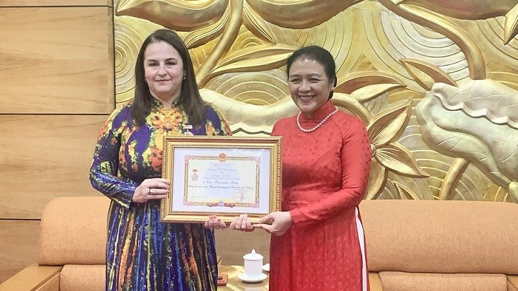 Trao tặng Kỷ niệm chương 'Vì hòa bình và hữu nghị giữa các dân tộc' cho Trưởng đại diện UN Women tại Việt Nam