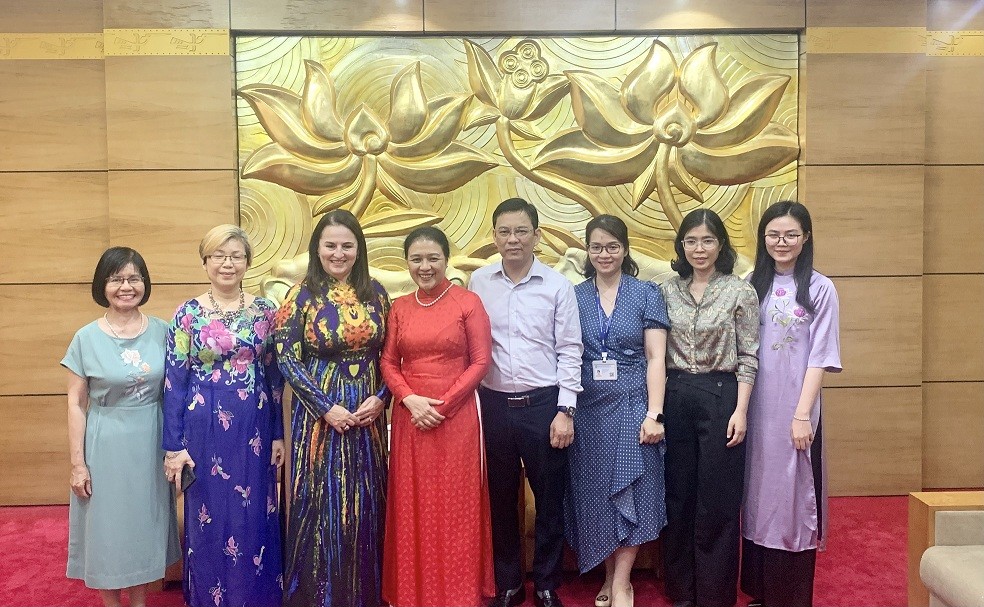 Trao tặng Kỷ niệm chương 'Vì hòa bình và hữu nghị giữa các dân tộc' cho Trưởng đại diện UN Women tại Việt Nam