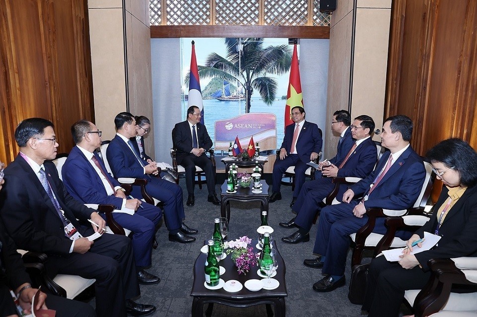 Vietnam-Lao PMs agreed to fruitfully carry out bilateral agreements