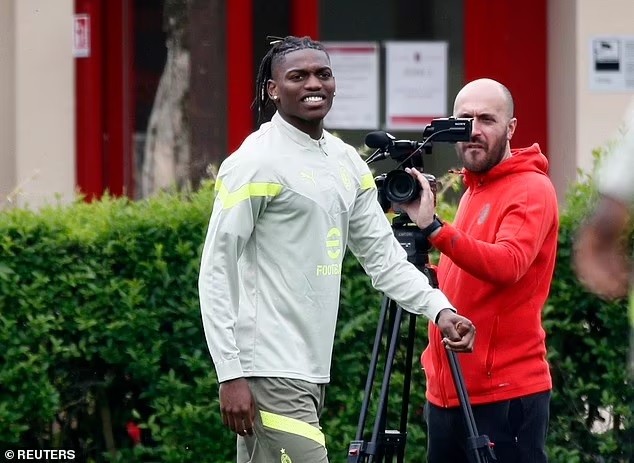 : Arsenal ký mới Bukaya Saka; AC Milan giữ chân Rafael Leao;