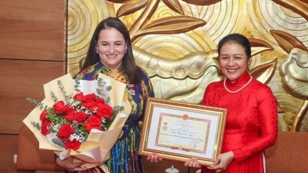 Friendship insignia awarded to UN Women Representative in Vietnam