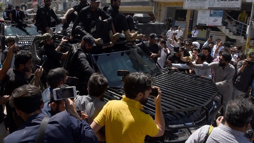Pakistan: Cựu Thủ tướng Imran Khan hầu tòa? Quân đội đổ bộ, ra 'tối hậu thư', Anh theo dõi chặt