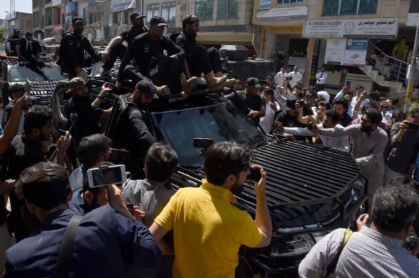 Tình hình Pakistan: Cựu Thủ tướng Imran Khan hầu tòa? Quân đội đổ bộ, ra 'tối hậu thư', Anh theo dõi chặt. (Nguồn: AP)