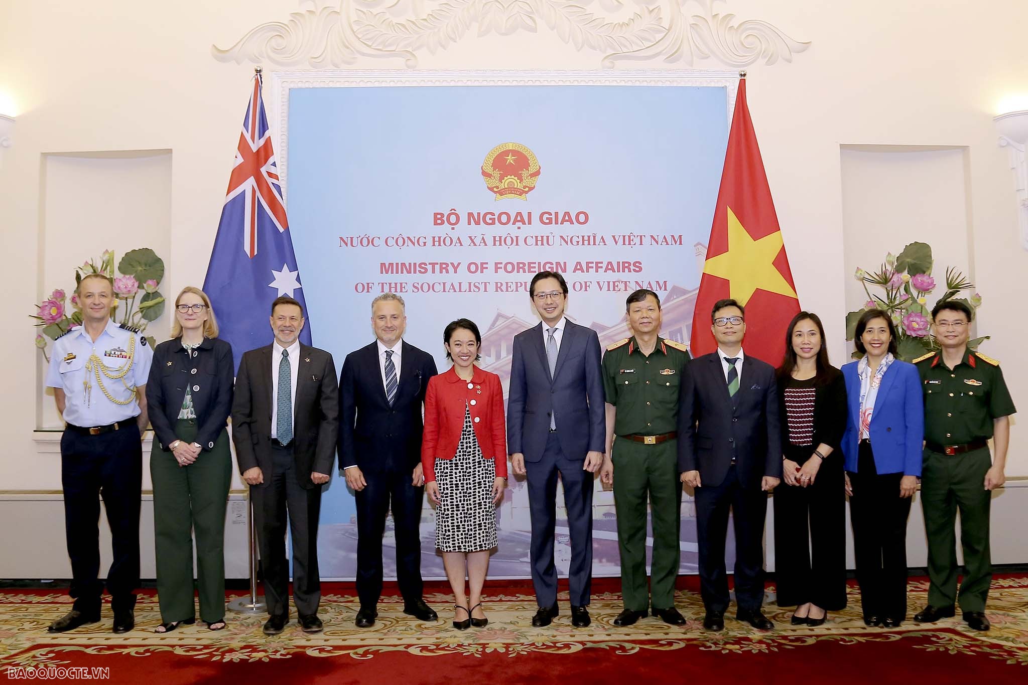 Thứ trưởng Đỗ Hùng Việt và Thứ trưởng Ngoại giao Australia chụp ảnh lưu niệm với các đại bieeut tham dự cuộc Đối thoại Chiến lược Ngoại giao – Quốc phòng Việt Nam – Australia lần thứ 8. ( Ảnh: Quang Hòa)