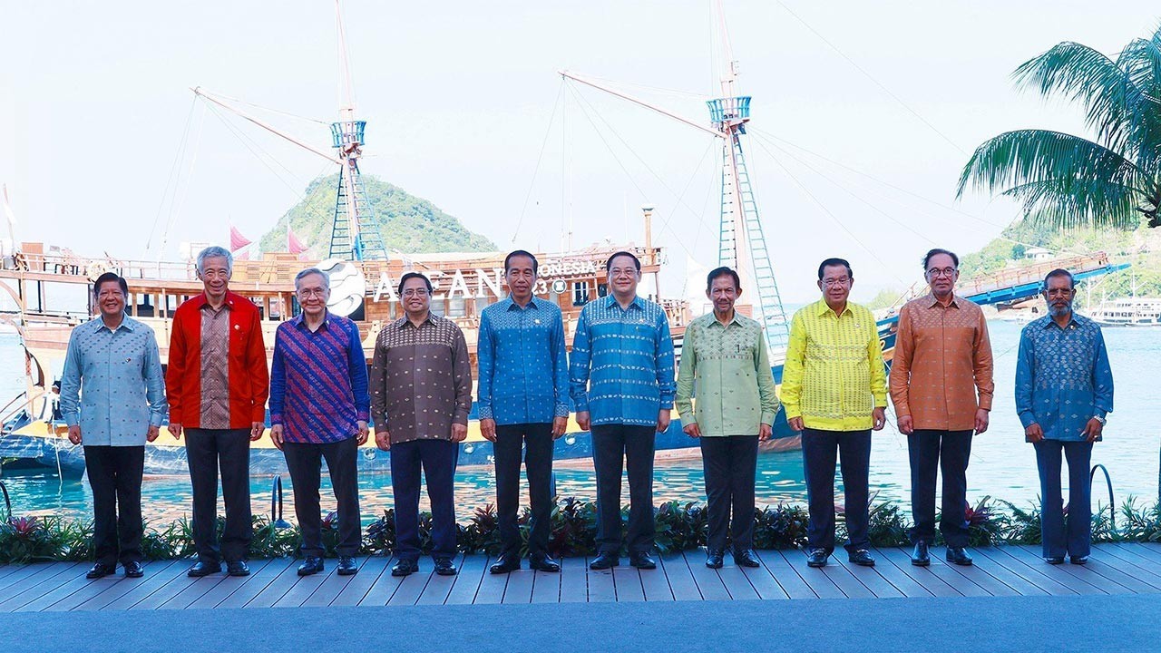 Vải họa tiết ‘mắt gà’ may trang phục của nhà lãnh đạo dự ASEAN 42 do đích thân Tổng thống Indonesia lựa chọn có gì đặc biệt?
